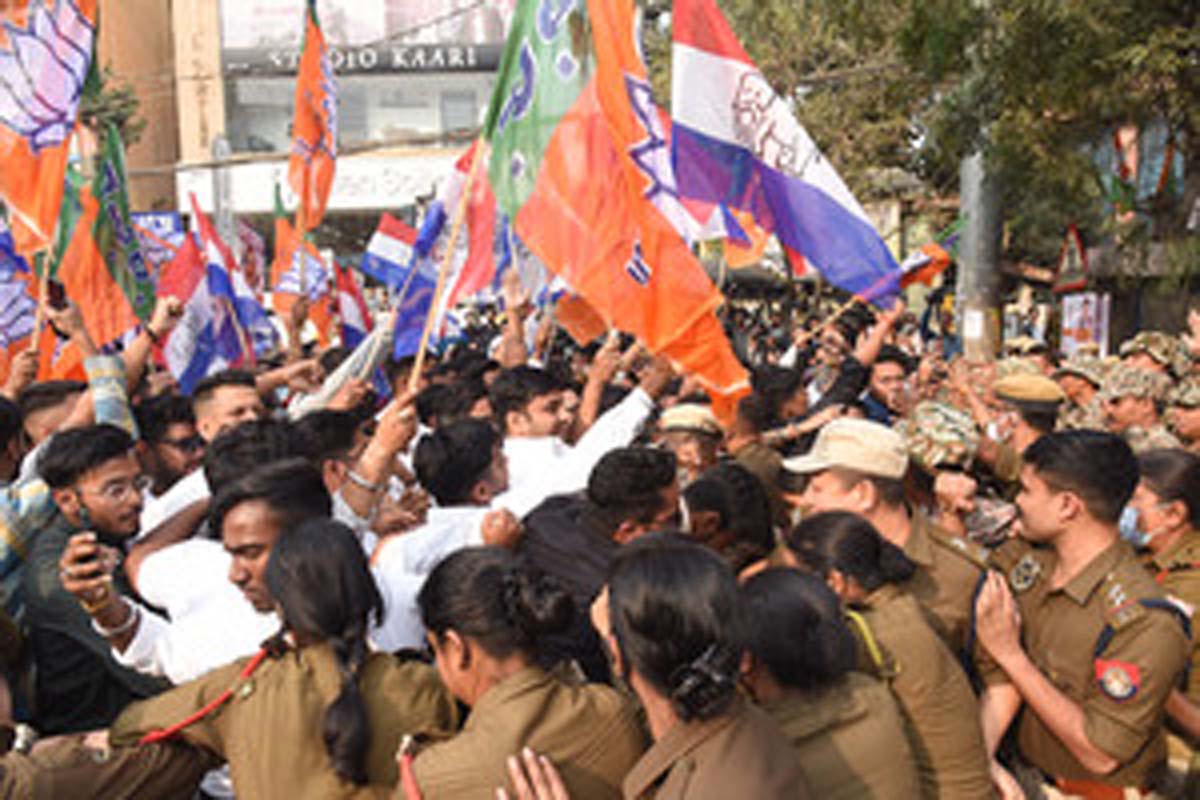 लखनऊ में UGC एक्ट के विरोध में उग्र प्रदर्शन: पुलिस से भीड़े प्रदर्शनकारी, यातायात ठप