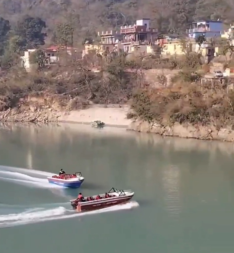 Two boats collide in Alaknanda river