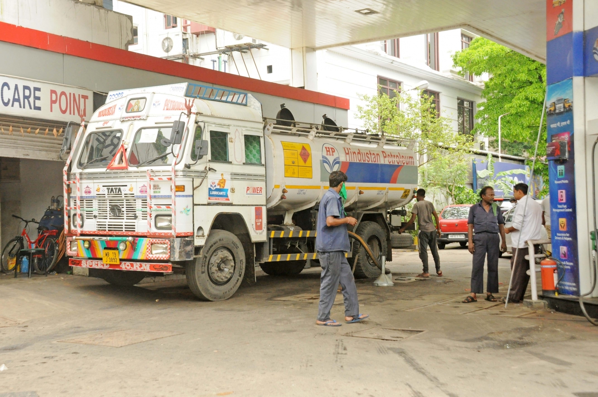 सरकार का बयान, 60 दिन का कच्चा तेल स्टॉक; LPG की एक महीने की सप्लाई सुनिश्चित