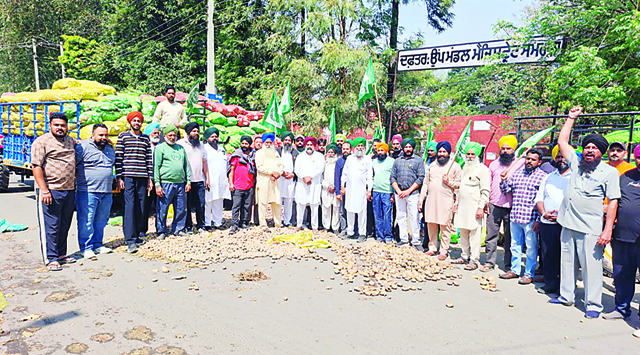 किसानों ने सही दाम न मिलने पर सड़कों पर फैंके आलू, किया रोष प्रदर्शन