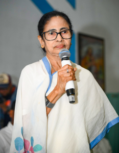 2026 बंगाल चुनाव से पहले ममता बनर्जी ने 23 पदों से दिया इस्तीफा
