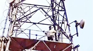 सोनीपत में 250 फीट ऊंचे टावर पर चढ़ा व्यक्ति, 4 घंटे से नहीं उतरा, कूदने की धमकी दी