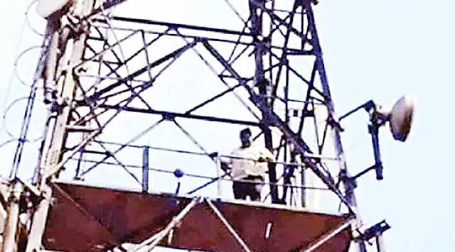 सोनीपत में 250 फीट ऊंचे टावर पर चढ़ा व्यक्ति, 4 घंटे से नहीं उतरा, कूदने की धमकी दी