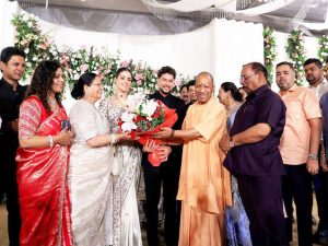 CM योगी आदित्यनाथ लखनऊ में कुलदीप यादव के वेडिंग रिसेप्शन में हुए शामिल