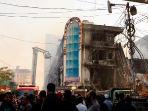 पाक: कराची के गुल प्लाज़ा मॉल में लगी आग, एक महीने पहले भी लगी थी आग 80 से ज़्यादा लोगों की हुई थी मौत