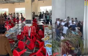 शादी में मचा बवाल… बिरयानी में “लेग पीस” नहीं मिलने पर भड़के बाराती, जमकर चलीं एक-दूसरे पर कुर्सियां, देखें Video