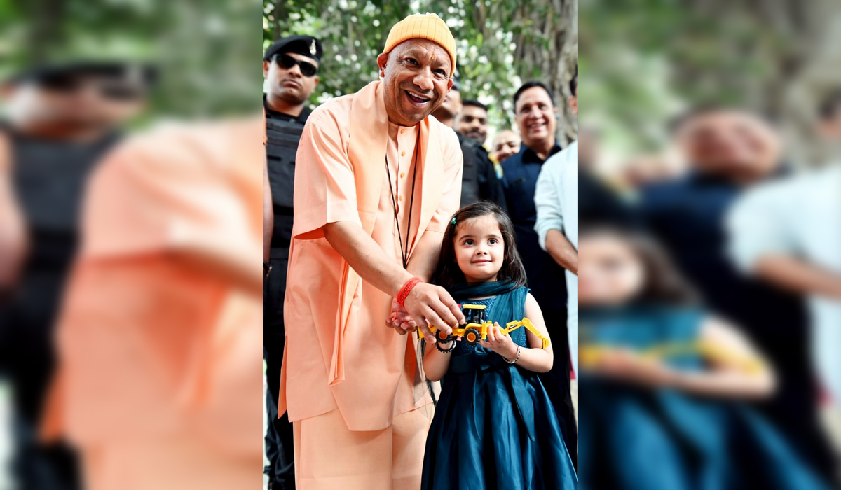 CM योगी को नर्सरी की छात्रा ने दिया अनोखा गिफ्ट, देखकर बाबा भी नहीं रोक सके हंसी, देखें Video