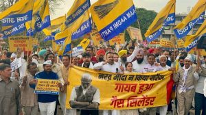 स्मृति ईरानी का ‘सिलेंडर डांस’ अब कहां गया? चंडीगढ़ के सेक्टर-17 में मोदी सरकार की लूट के खिलाफ उग्र प्रदर्शन