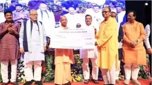 उत्तर प्रदेश के CM योगी ने कैलाश मानसरोवर यात्रियों को 1-1 लाख रुपये की सहायता दी