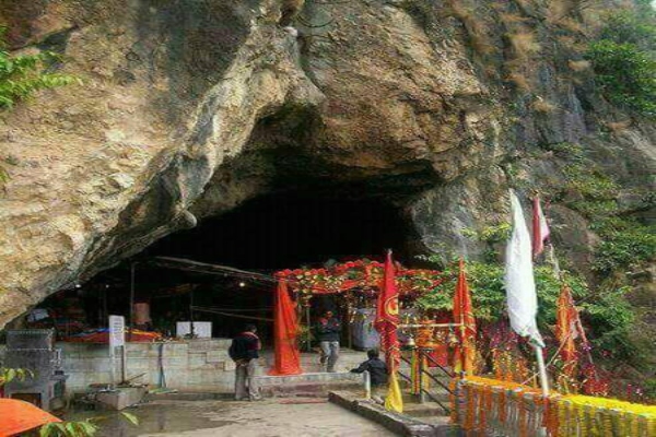 जम्मू-कश्मीर की वो पवित्र गुफा, जहां आज भी परिवार संग विराजे हैं महादेव