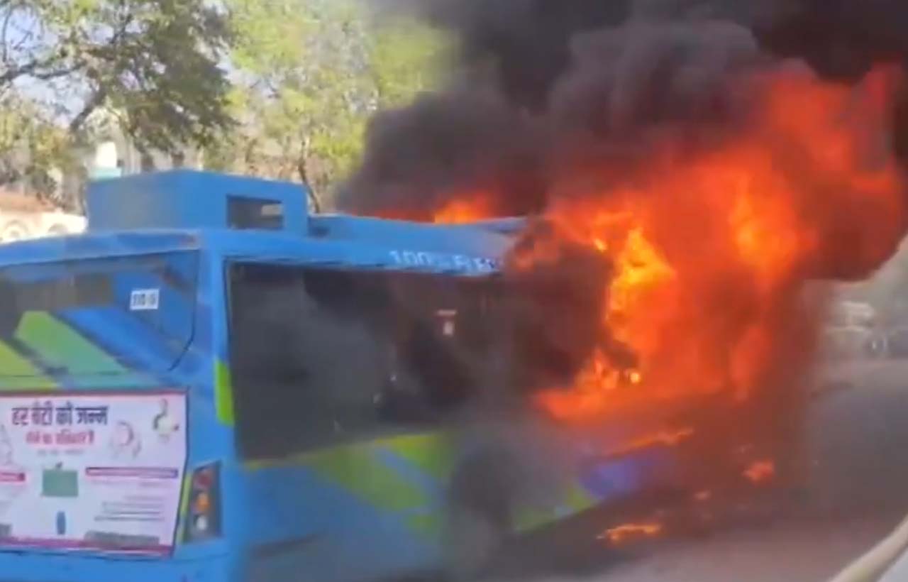 बीच सड़क पर धू-धूकर जली DTC की इलेक्ट्रिक बस, यात्रियों में मची चीख-पुकार, देखें VIDEO