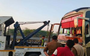 भीषण सड़क हादसा: कार को डबल डेकर बस ने मारी टक्कर, 6 लोगों की मौत, कई घायल