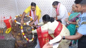 राष्ट्रपति द्रौपदी मुर्मू ने गोवर्धन मंदिर में की पूजा-अर्चना, ‘राधे राधे’ से गूंजा पूरा मार्ग, देखें वीडियो