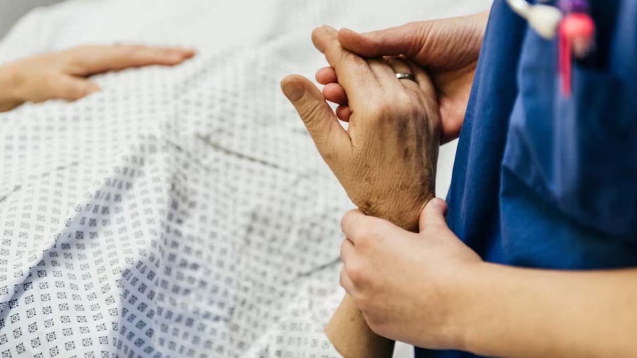 भारत में पहली बार इच्छामृत्यु की इजाजत, जानें अलग-अलग देशों में क्या है नियम
