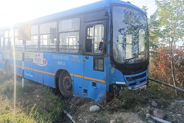 Himachal: बिलासपुर में टला बड़ा हादसा, खेतों में उतरी एचआरटीसी बस, 10 यात्रियों को चोटें