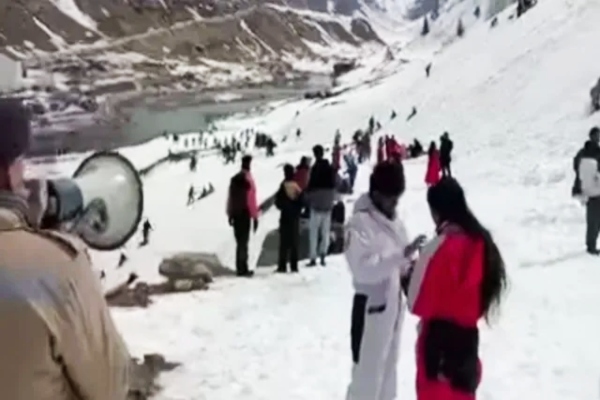 Himachal: तापमान बढ़ने से दरकने लगे बर्फ के पहाड़, लाउडस्पीकर से लगातार चेतावनी दे रही पुलिस