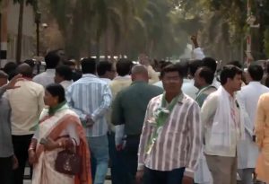 नीतीश कुमार के राज्यसभा जाने की खबर से गरमाई राजनीति: फूटा जदयू कार्यकर्ताओं का गुस्सा, आवास के बाहर की नारेबाजी