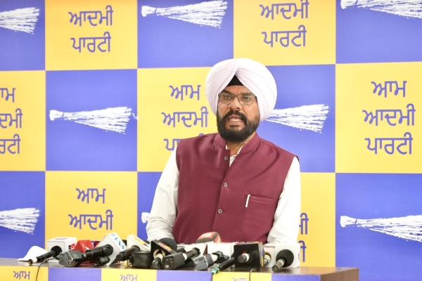 कुलदीप धालीवाल ने सुखबीर बादल को घेरा, कहा- बादल अब राम रहीम से भी उम्मीदवारों की सूचि मंगवा लें