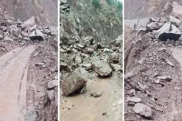 उरी-बारामूला मार्ग पर भारी भूस्खलन, सड़क पर गिरे बड़े-बड़े पत्थर, यातायात ठप