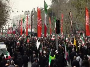Iran: US-इज़राइली हवाई हमलों में मारे गए लोगों के अंतिम संस्कार के लिए तेहरान में जुटी भारी भीड़