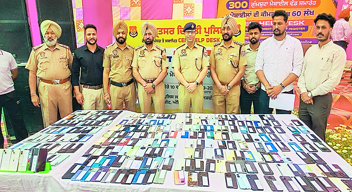 अमृतसर देहाती पुलिस ने 60 लाख की कीमत के 300 मोबाइल फोन बरामद कर मालिकों को सौंपे