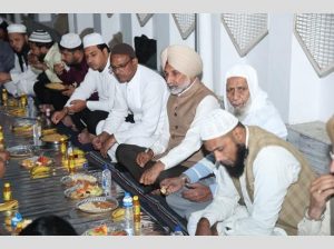 MP सतनाम सिंह संधू चंडीगढ़ की जामा मस्जिद में इफ्तार में मुस्लिम समुदाय के साथ हुए शामिल