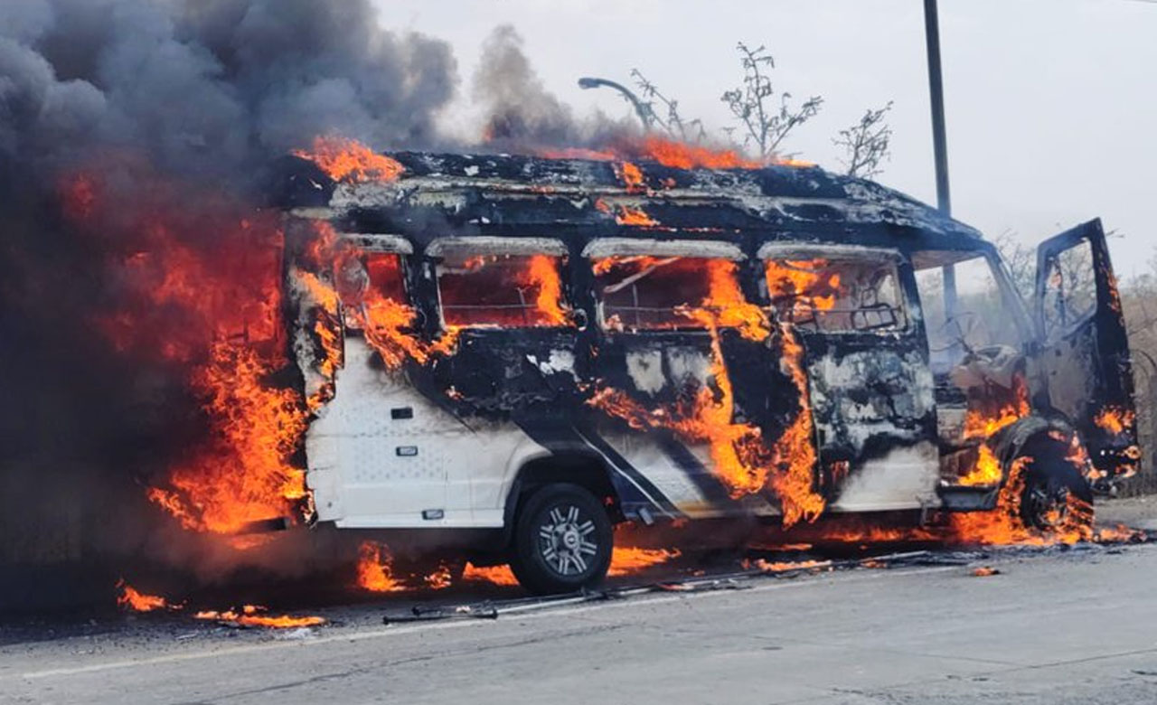 चलती मिनी Traveler Bus में लगी भीषण आग, यात्रियों ने चीख-पुकार के बीच कूद कर बचाई जान, देखें Video