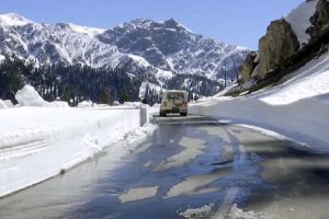 Jammu Kashmir: मुगल रोड पर वाहनों की आवाजाही फिर से बहाल, प्रशासन ने जारी की एडवाइजरी