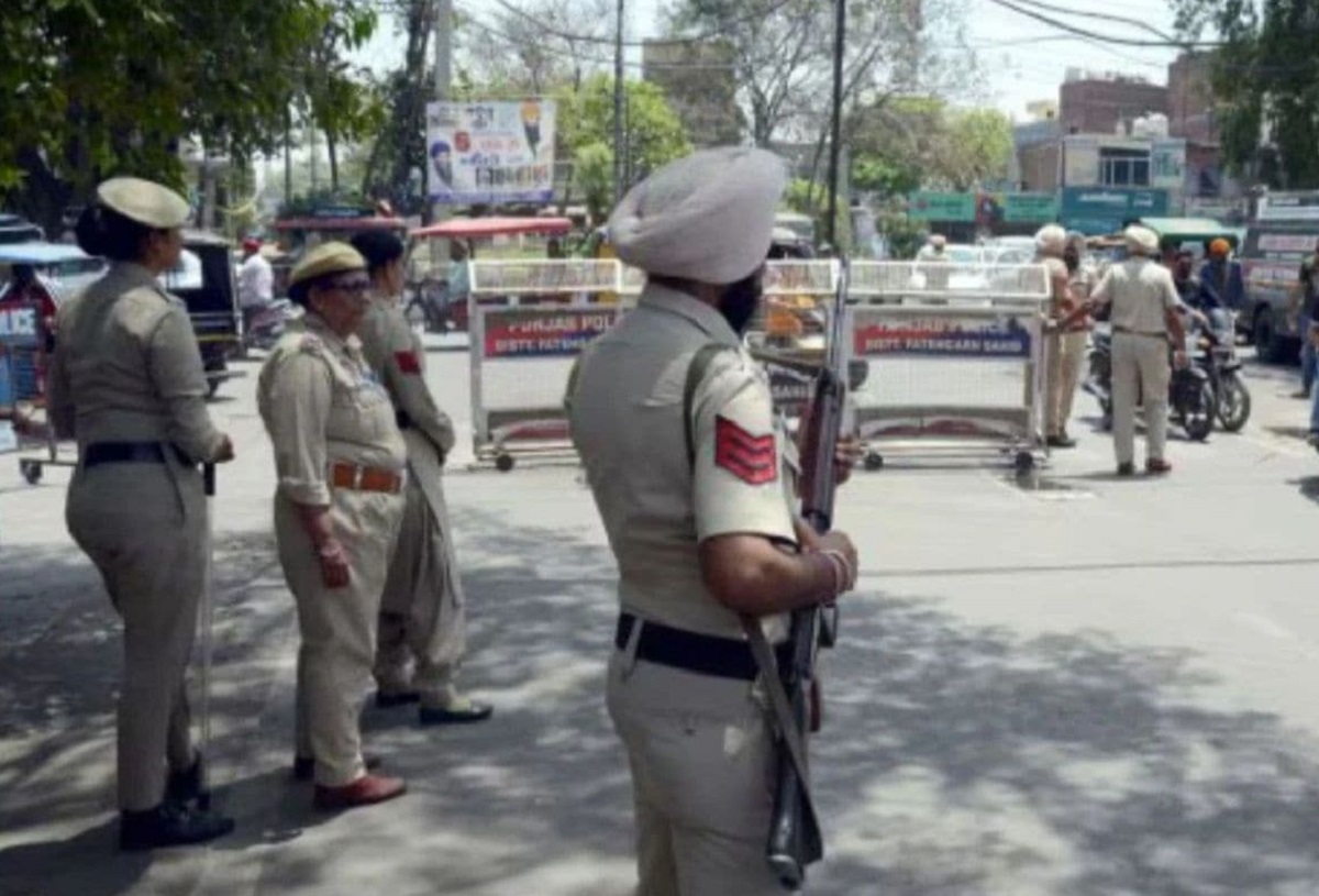 पंजाब पुलिस ने 2.5 kg अफीम और 100 ग्राम हेरोइन की बरामद, चोरी की कार भी जब्त