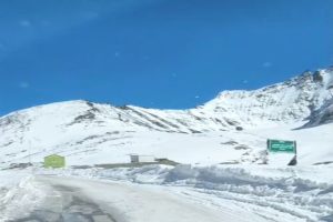 Himachal Snowfall: हिमाचल में बर्फबारी से शिंकुला दर्रा बंद, यात्रियों को सतर्क रहने की सलाह