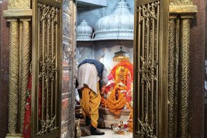 नवरात्रि पर 200 साल पुराने कालीबाड़ी मंदिर में उमड़ा आस्था का सैलाब, श्रद्धालु की लंबी कतारें