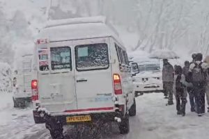 हिमाचल में भारी बर्फबारी: अटल टनल के पास फंसे 800 से ज्यादा वाहन, रेस्क्यू जारी