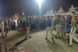 Himachal: सुजानपुर होली मेले में बब्बू मान के गीतों पर भीड़ बेकाबू, पुलिस को लाठीचार्ज करना पड़ा