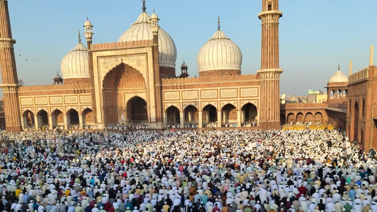 UAE में ईद की नमाज को लेकर बड़ा फैसला, मस्जिदों के अंदर होगी नमाज, जानें भारत में किस दिन…