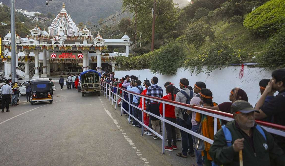 श्रद्धालुओं की भारी भीड़ के कारण स्थगित की गई माता वैष्णो देवी यात्रा फिर शुरू