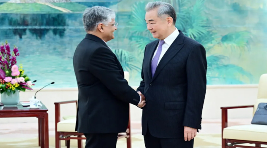 चीनी विदेश मंत्री वांग यी ने 26 मार्च को पेइचिंग में कार्यकाल समाप्त कर स्वदेश लौटने वाले भारतीय राजदूत प्रदीप रावत से मुलाकात की