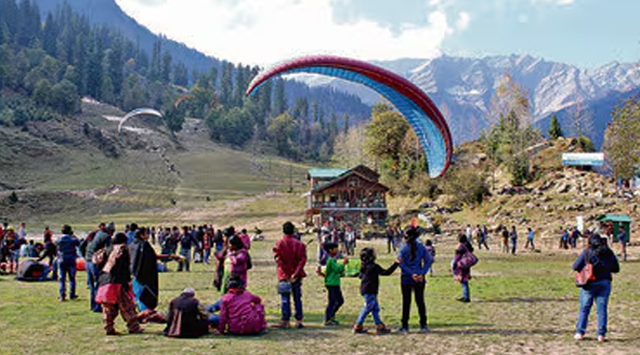 पिछले वर्ष 8.23 लाख सैलानियों ने कांगड़ा घाटी की वादियों को करीब से निहारा