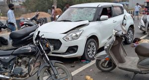 होली के दिन हादसा : स्विफ्ट कार ने 3 बाइक को मारी टक्कर, युवक की मौत व 4 घायल
