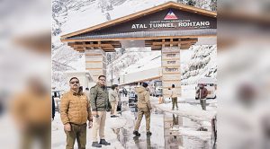 अटल टनल में फंसे सभी वाहन व पर्यटक सुरक्षित निकाले