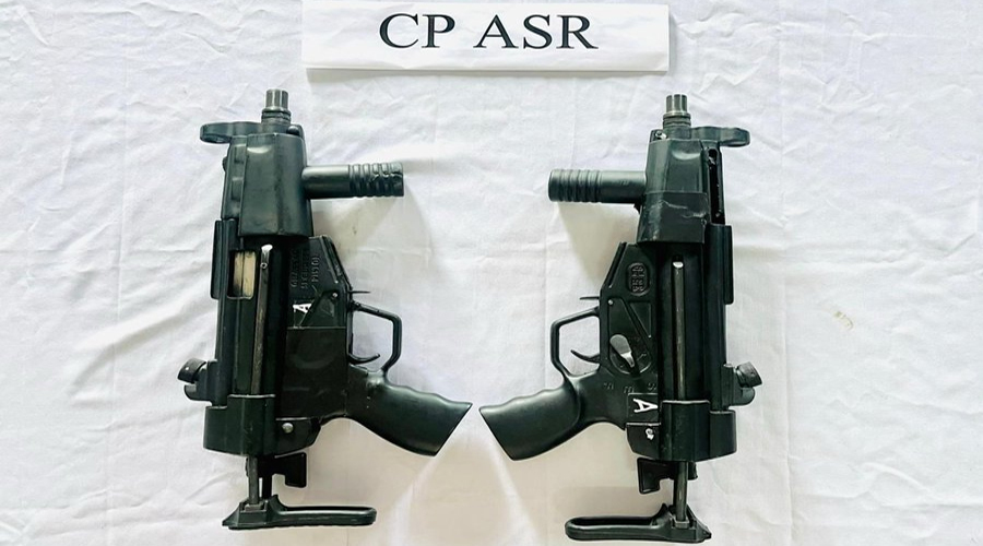 अमृतसर पुलिस की बड़ी कार्रवाई: नाकाबंदी पर दो 9MM सब-मशीन गन की बरामद