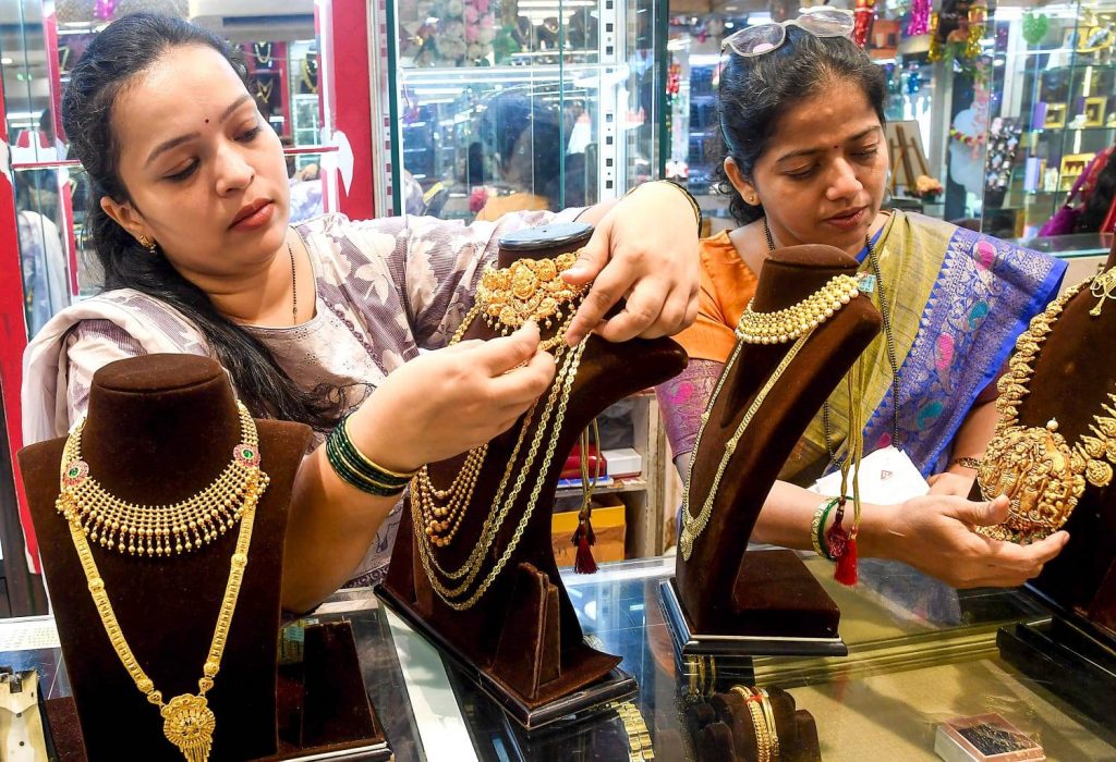 gold price rise oil prices fall silver decline weekly market trend