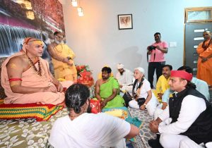 अखिलेश यादव का स्वामी अविमुक्तेश्वरानंद से मिलने के बाद आया बयान, कहा- नकली संतों का अंत होगा