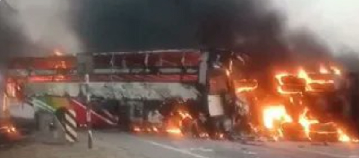 आंध्र प्रदेश में दर्दनाक हादसा, बस में आग लगने से जिंदा जले 13 लोग