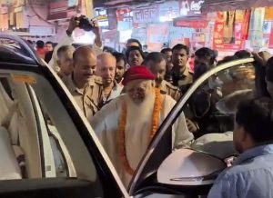 आसाराम बापू ने बाबा विश्वनाथ के दर पर माथा टेका, VIP व्यवस्था देने पर उठे सवाल