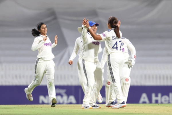 AUS-W Vs IND-W Test: भारत के खिलाफ मजबूत स्थिति में ऑस्ट्रेलिया, पहले दिन गिरे 13 विकेट