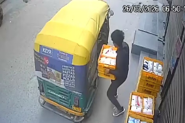 Video: ऑटो से आए चोर मिनटों में उड़ा ले गए 9 कैरेट दूध, CCTV में कैद हुई वारदात