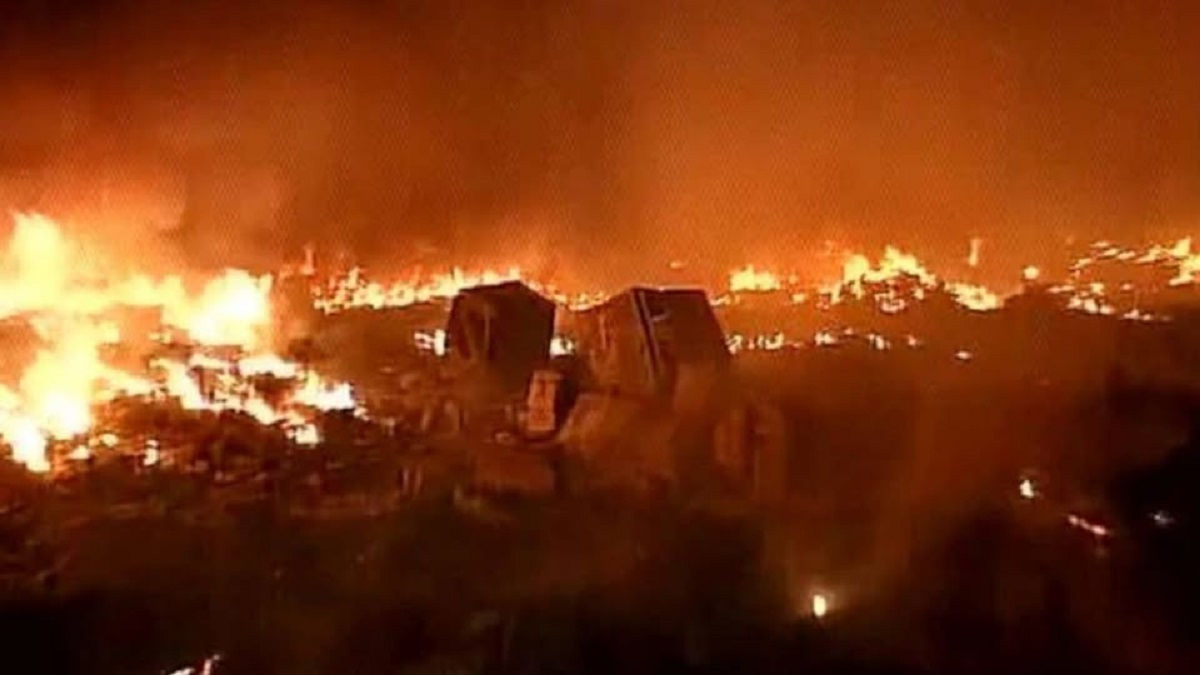 रिठाला मेट्रो स्टेशन के पास आग का तांडव, 50 झुग्गियां जलकर हुईं खाक