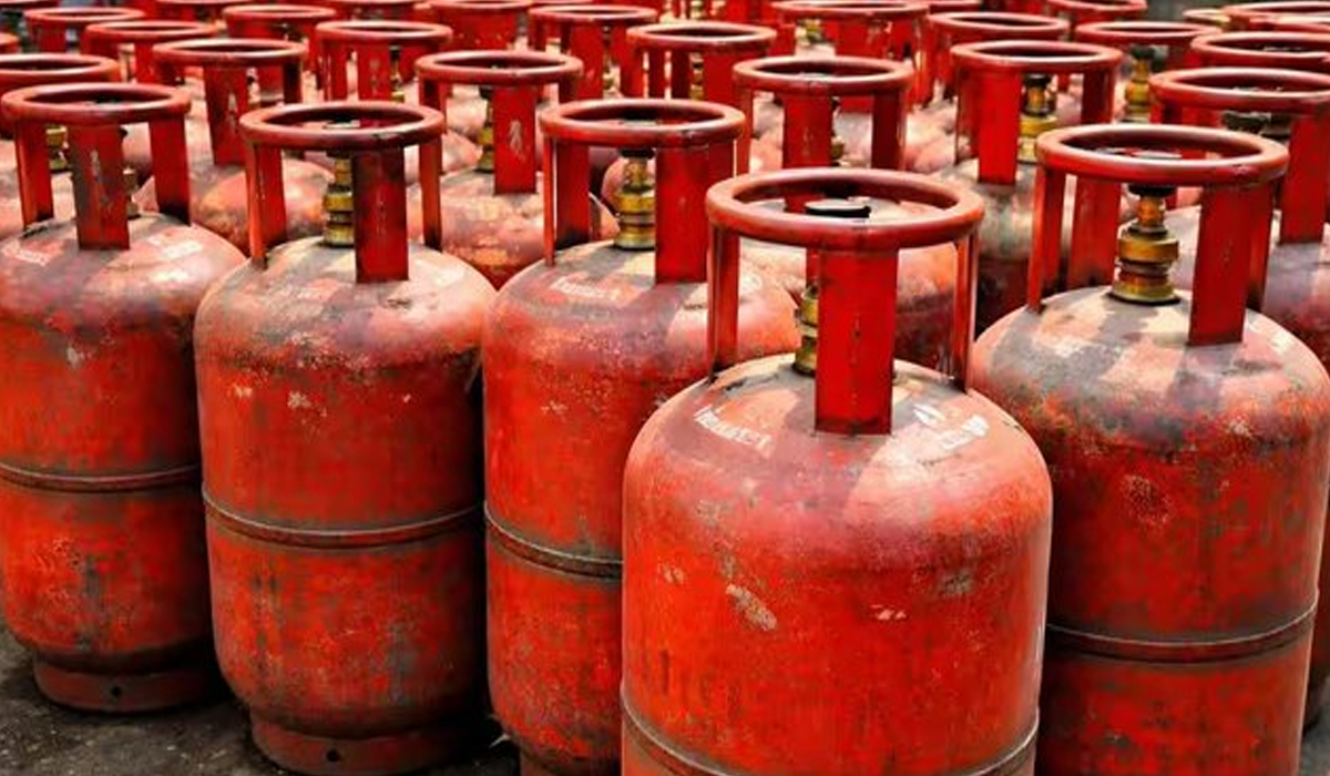घर बैठे 5 आसान तरीकों से बुक करें LPG सिलेंडर, किल्लत के बीच सरकार की नई पहल