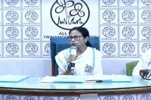 ‘युवाओं को 1500 रुपए, महिलाओं के लिए ‘लक्ष्मी भंडार’ योजना’, ममता बनर्जी ने जारी किया घोषणा पत्र