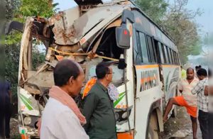 श्रद्धालुओं से भरी बस पेड़ से टकराई, मौके पर मची चीख-पुकार, 40 लोग घायल